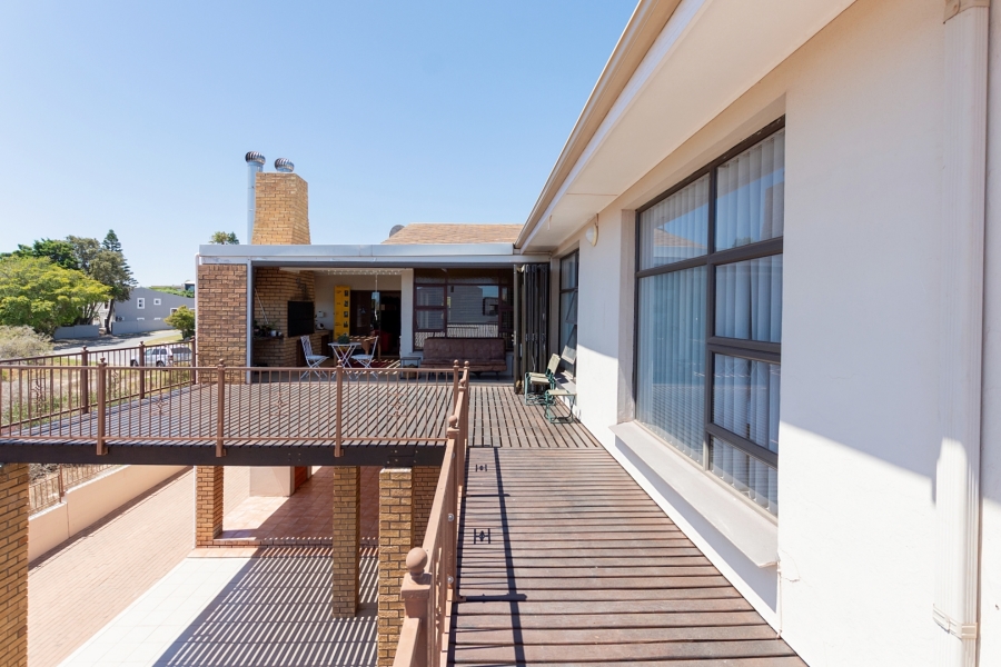 6 Bedroom Property for Sale in Middedorp Western Cape